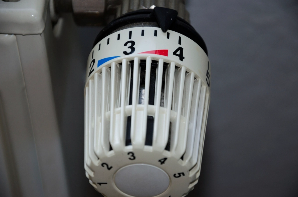 Vanne thermostatique de radiateur illustrant le métier de chauffagiste auto-entrepreneur