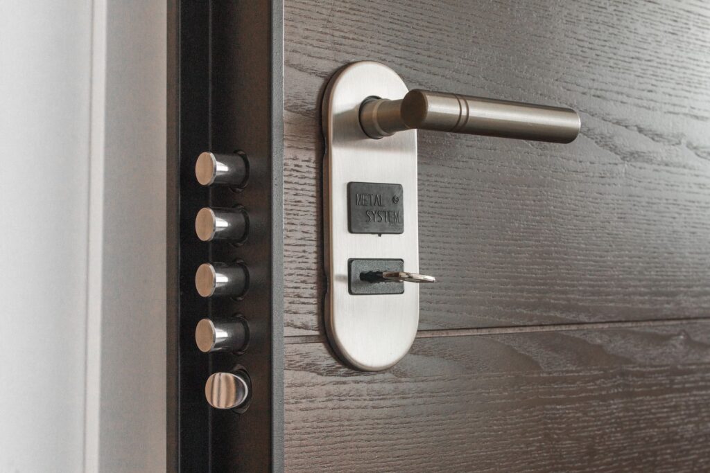 Serrure de haute sécurité multipoints avec clé sur une porte en bois — métier de serrurier auto-entrepreneur