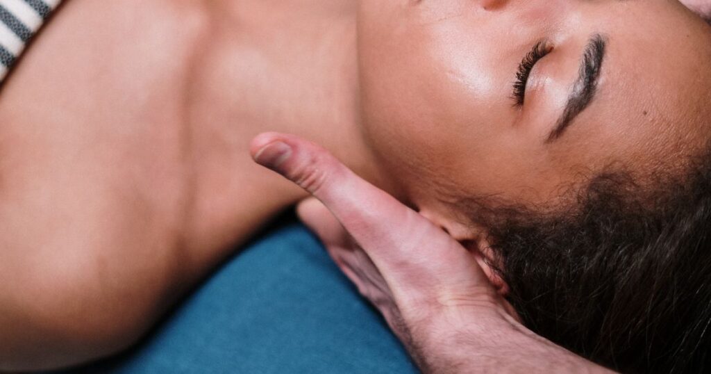 Esthéticienne auto-entrepreneure réalisant un soin du visage à domicile