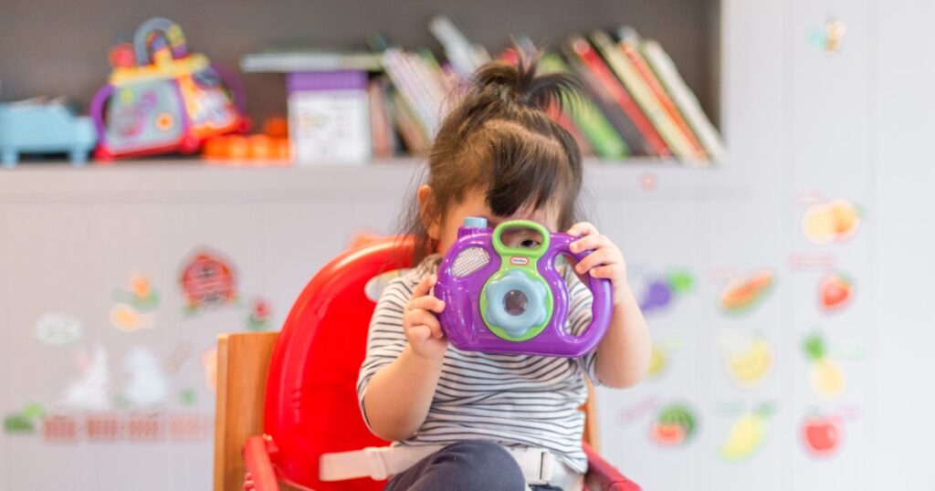 Future maman micro-entrepreneure préparant son congé maternité et ses démarches auprès de la CPAM