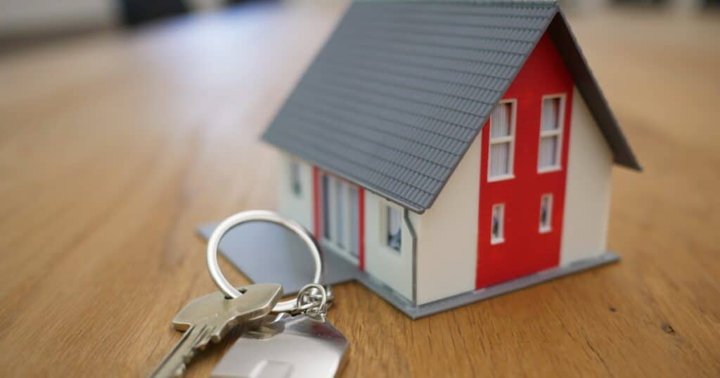 Clés de maison et contrat immobilier illustrant le métier de diagnostiqueur immobilier en micro-entreprise