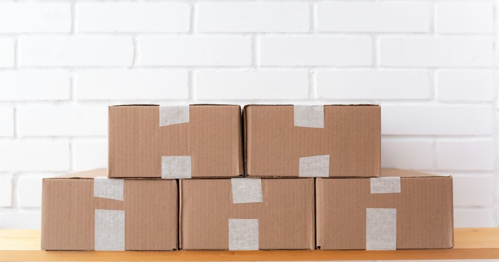 Cartons d'expédition prêts à être envoyés à des clients dans l'Union européenne