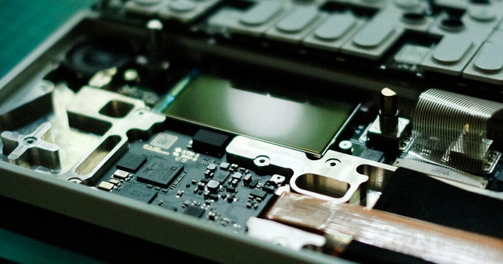 Carte électronique et composants visibles dans un appareil informatique ouvert pour réparation